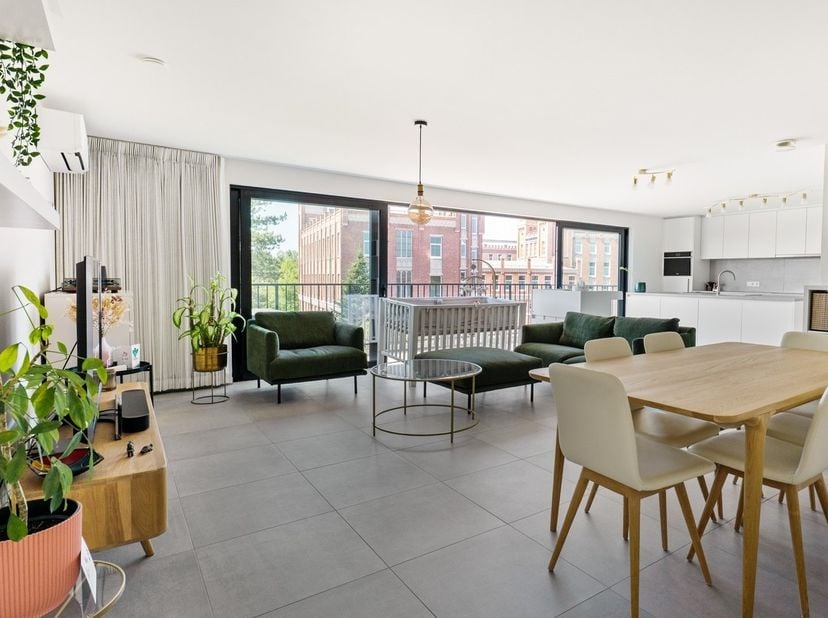 Op deze uitstekende locatie in het centrum van Onze-Lieve-Vrouw-Waver bevindt zich deze energiezuinige penthouse met twee slaapkamers en westgericht t