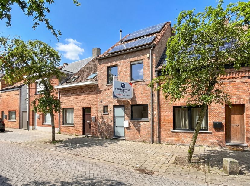Leuke gezinswoning met 3 slpk, ruime tuin en zeer centrale ligging. EPC B 133 kWh/m² , elektriciteit = CONFORM<br />
Ligging: gelegen in een rustige
