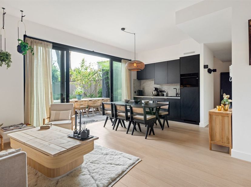 Prachtig gelijkvloers appartement (60m²) voorzien van alle comfort met prachtig aangelegde tuin (100m²) op centrale ligging te Mortsel biedt tal van m