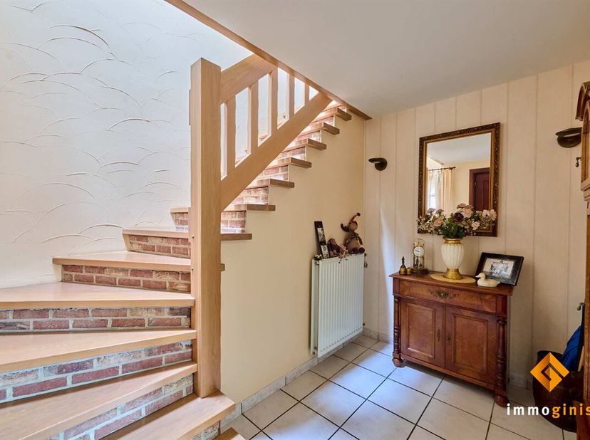 Deze zéér ruime woning met 3 à 4 slaapkamers en 2 badkamers is gelegen op een mooi perceel van 6a00ca in een rustige, kindvriendelijke omgeving. <br /