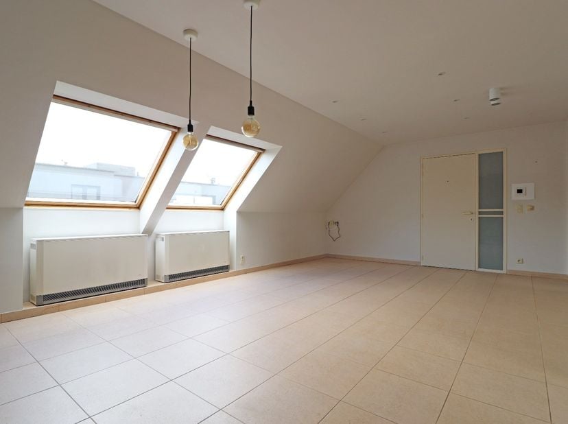 Leuk dakappartement met 2 slaapkamers in het centrum van Pittem.<br />
<br />
Het appartement bevindt zich op de derde verdieping van de kleine reside