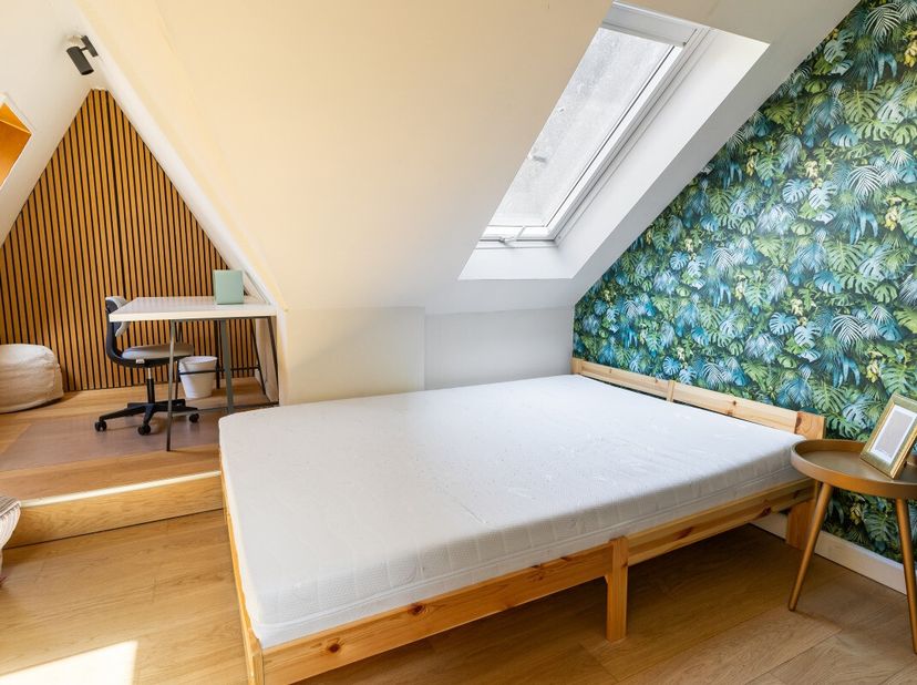 Op een uitstekende locatie in Brugge, in het prestigieuze en beschermde herenhuis aan de Koningin Elisabethlaan 10, bieden wij drie luxueus afgewerkte