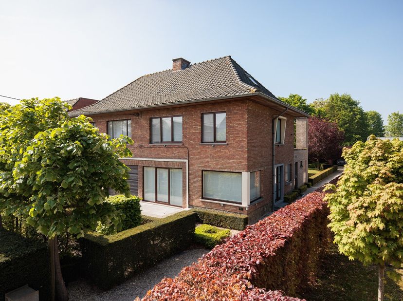Meer info of een bezoekje? Gelieve te bellen naar 0485/321.842!<br />
Deze goed onderhouden halfopen bebouwing bevindt zich in een residentiële straat