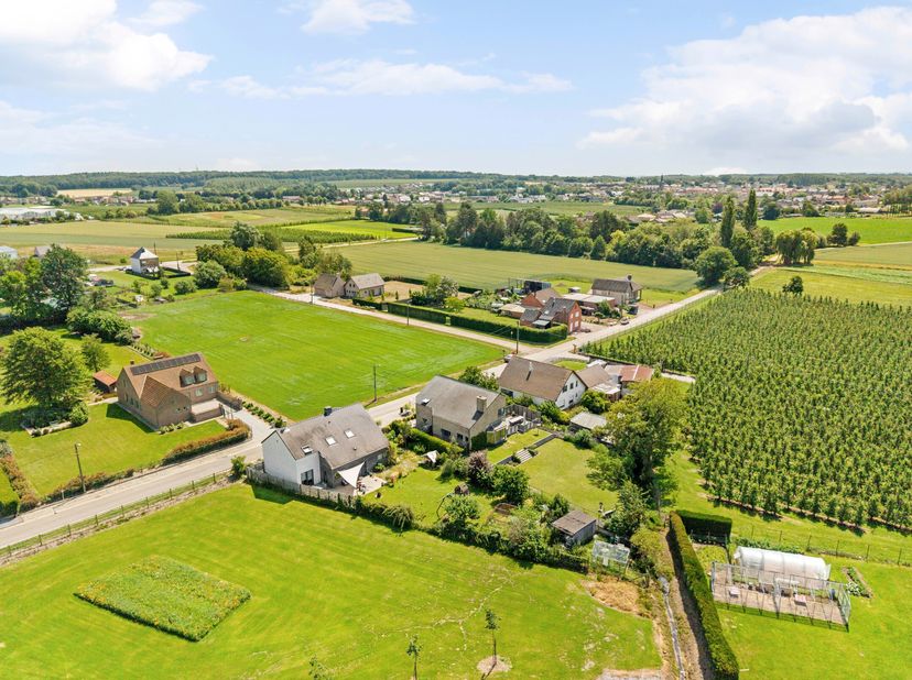 Deze vrijstaande villa is gelegen op een toplocatie aan een doodlopende straat in Nieuwerkerken op een prachtig perceel van 9are 31ca.<br />
De woning