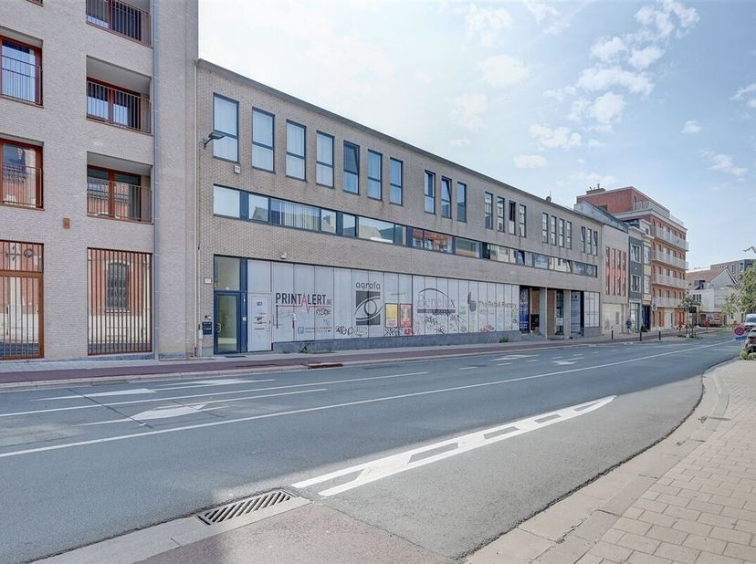 Cet espace de bureau est situé à deux pas du Park Spoor Noord et de la Slachthuissite. L'emplacement dans la Bredastraat est central et la connexion a