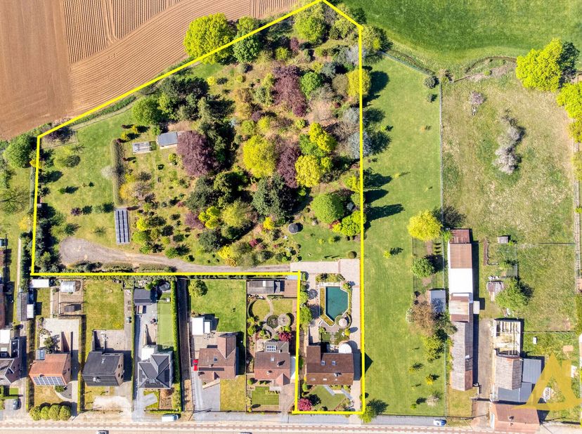Deze uitzonderlijke villa, gebouwd in 1995, is gelegen op een prachtig perceel van maar liefst 10.516 m² en combineert ruimte, comfort en privacy. De