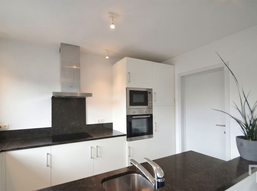 Op wandelafstand van de markt van Ieper vinden we in de Blindenliedenstraat dit ruim appartement voorzien van 2 slaapkamers en 2 terrassen.<br />
<br