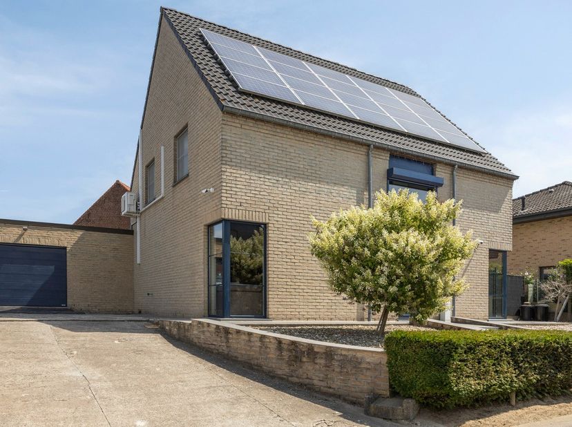 Deze energiezuinige en instapklare woning (EPC label B) is gelegen in het pittoreske Roosdaal.  Dankzij airco en zonnepanelen biedt het alle comfort t