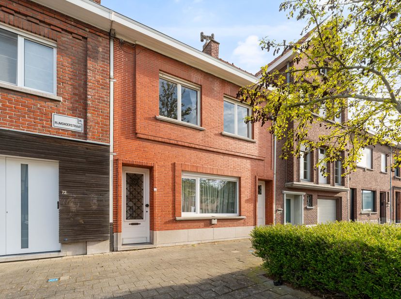Te renoveren woning met 3 slaapkamers en grote zolder te koop in Bissegem<br />
Je betreedt de woning via de diepe inkomhal en komt vervolgens in de l