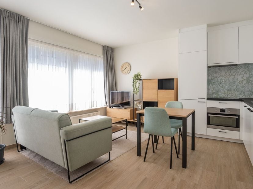 Volledig gerenoveerde ruime studio op centrale ligging vlakbij de Zeedijk.   Indeling :  woonkamer met open keuken, badkamer met inloopdouche, toilet