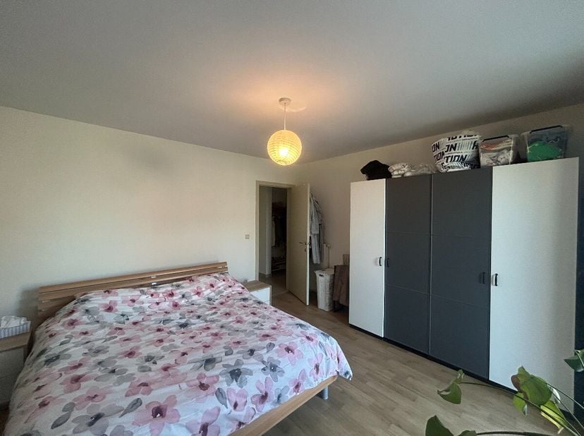 Gelijkvloers appartement met 2 slaapkamers, tuin en garage te Pelt:Indeling: inkomhal, toilet, 2 slaapkamers, badkamer, woonkamer, berging/wasplaats e