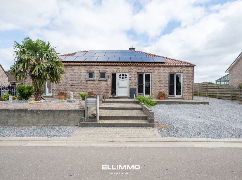 Gezellige en praktische bungalow met een bewoonbare opp van 157m2, 2/3 slaapkamers, een zalige veranda en een heerlijk zwembad op een mooi perceel van