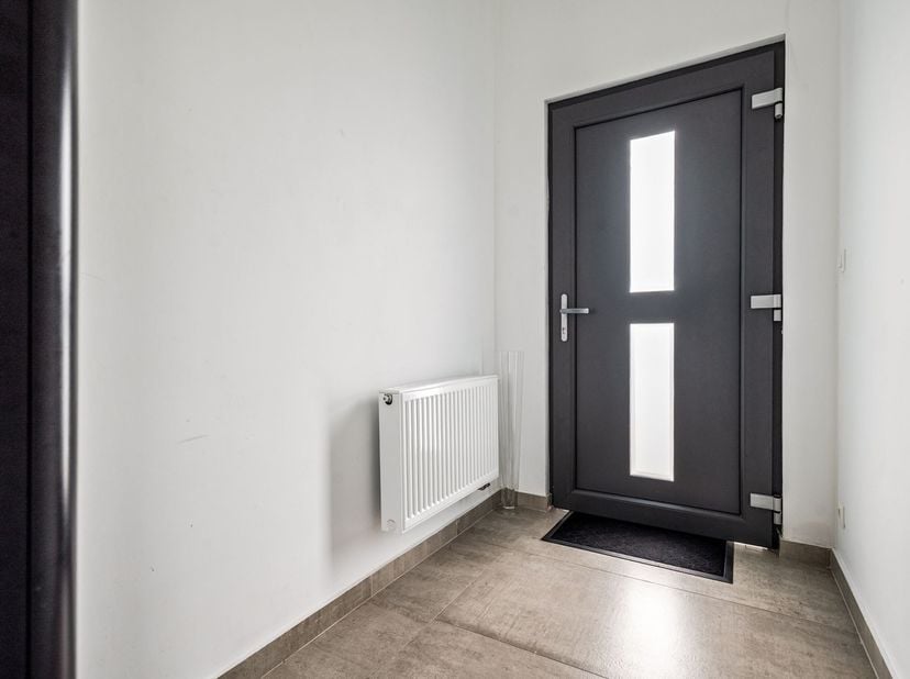Recent gerenoveerde gezinswoning met 4 slaapkamers<br />
<br />
Ligging: wijk Deuzeld, invalswegen naar Merksem en Schoten centrum, winkels nabij, r