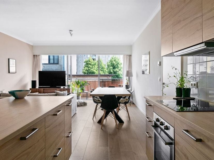 Ligging: Het appartement is gelegen aan de Lange Lobroekstraat 177 in Antwerpen, in een buurt die volop in ontwikkeling is. De woning bevindt zich nab