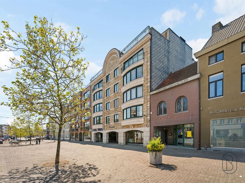 Een unieke kans voor wie op zoek is naar een subliem afgewerkt appartement met 3 slaapkamers, groot zonneterras, en dit op een toplocatie op de Markt