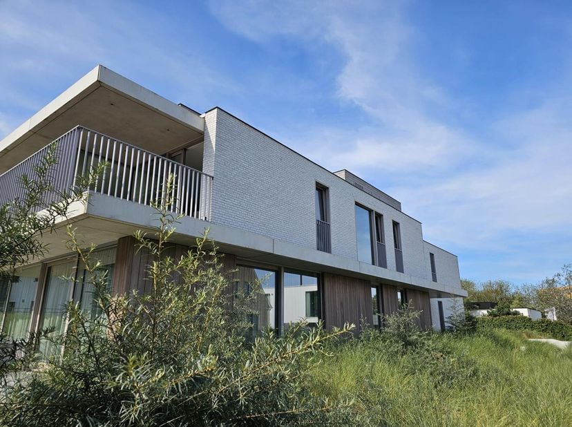 Sint-André : luxueus gelijkvloers appartement<br />
<br />
Bouwjaar: 2022<br />
Oppervlakte appartement: 104 m²<br />
Oppervlakte terras: 44 m² zuidge