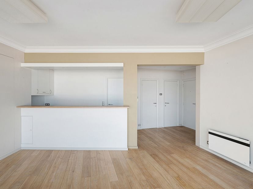 Ongemeubeld 2 slaapkamer appartement met zeezicht nabij het Rubensplein.<br />
Inkom met vestiaire gastentoilet en berging. Brede woonkamer met pracht
