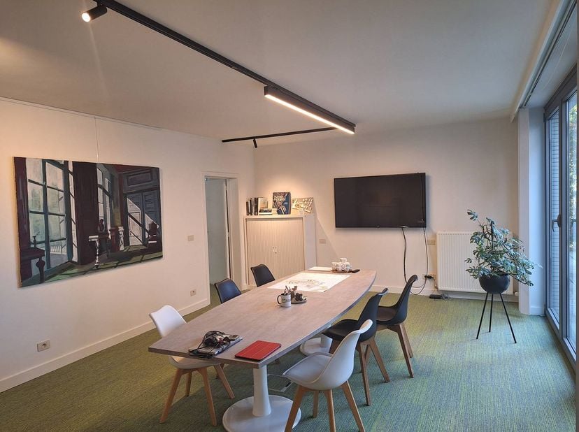 Bureau prêt à louer d'environ 151 m² dans un bâtiment majestueux situé au centre de Roeselare, entouré de verdure et équipé d'une cour avec un étang.<
