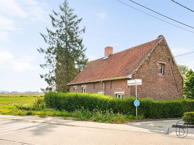 Te koop: bouwgrond met te renoveren woning op een ruim perceel van ca.1.250 m² in Heule.<br />
Bent u op zoek naar een eigendom met tal van mogelijkhe