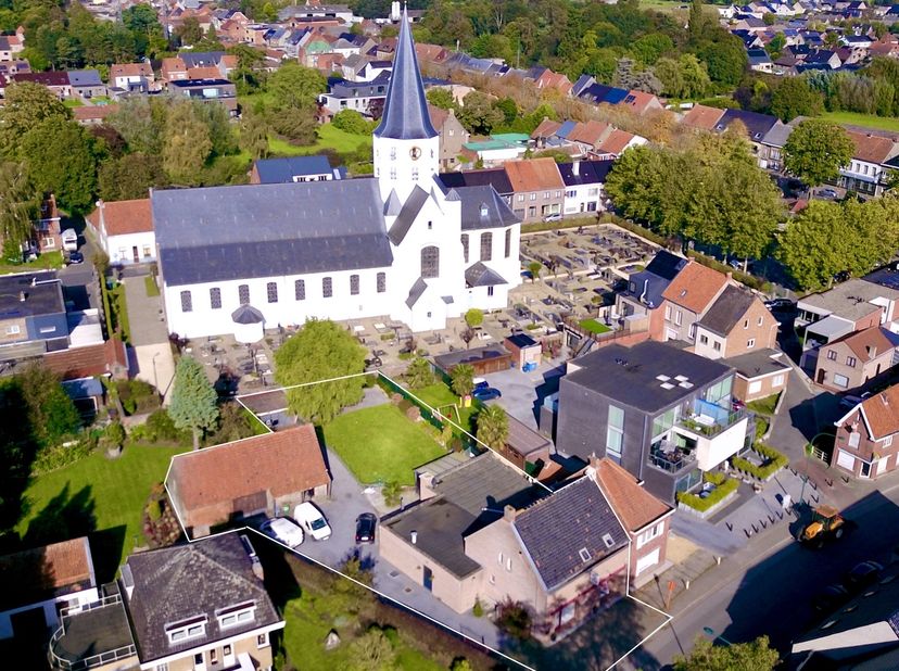 Deze centraal gelegen en multifunctionele eigendom was in oorsprong een succesvolle traiteurs- en slagerzaak. De eigendom combineert op de meest ideal