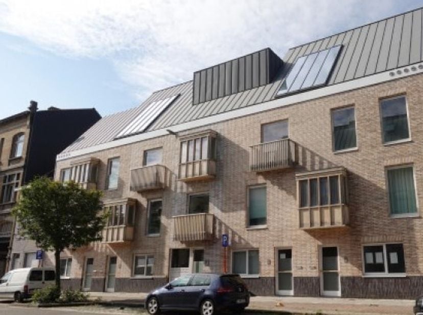 Met terras op het zuiden, en een grote privé kelder waar de aansluiting is voor wasmachine, en stalling van uw fiets( via lift) en ander materiaal. Di