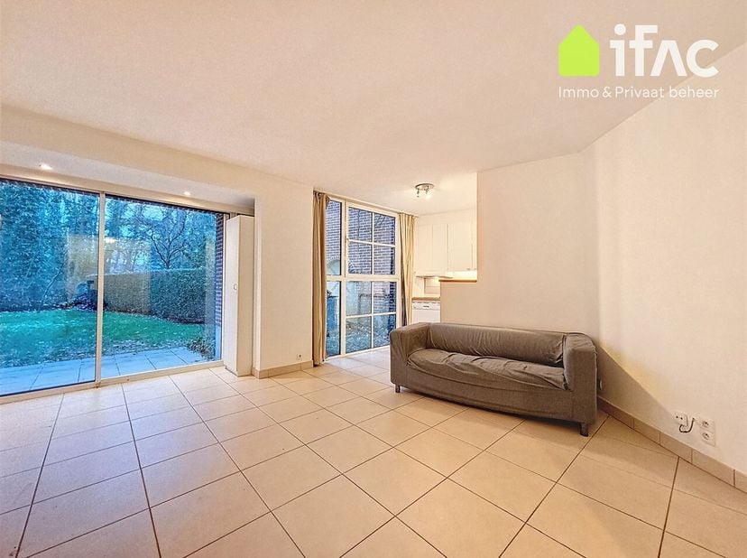 Appartement au rez-de-chaussée idéalement situé avec terrasse et usage privatif du jardin, immeuble bien entretenu avec de beaux jardins communs tout