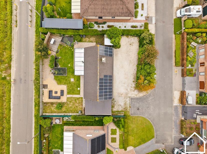 Deze open bebouwing op 575m² grond gelegen in een kindvriendelijke, rustige en groen wijk biedt het allemaal...<br />
<br />
ONTDEK DE WONING VIA DE V