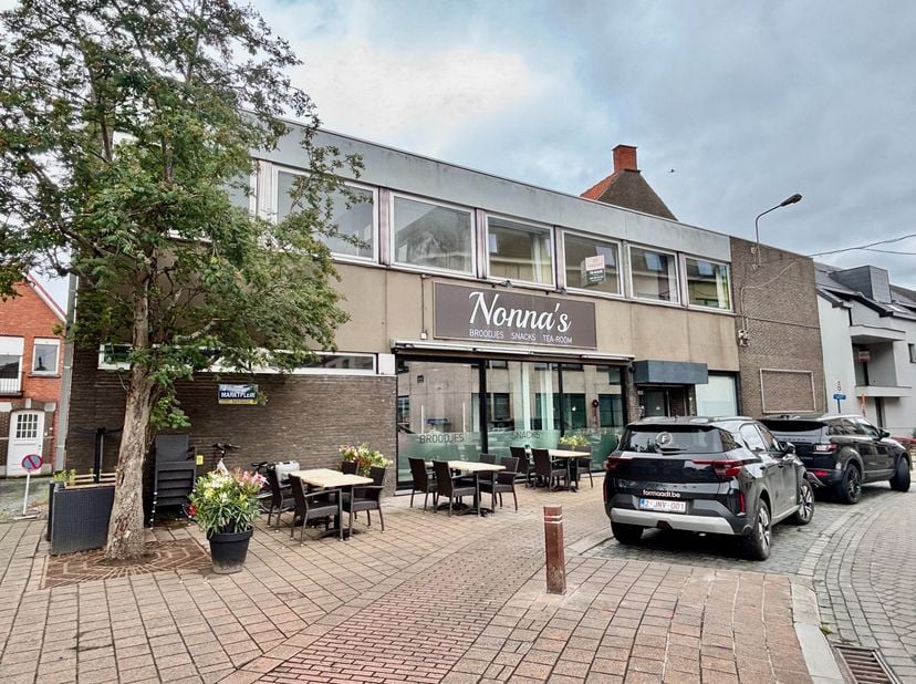 Dit ruime appartement is gelegen op de eerste verdieping van een kleinschalig gebouw, pal in het centrum van Ardooie aan het Marktplein. Dankzij deze