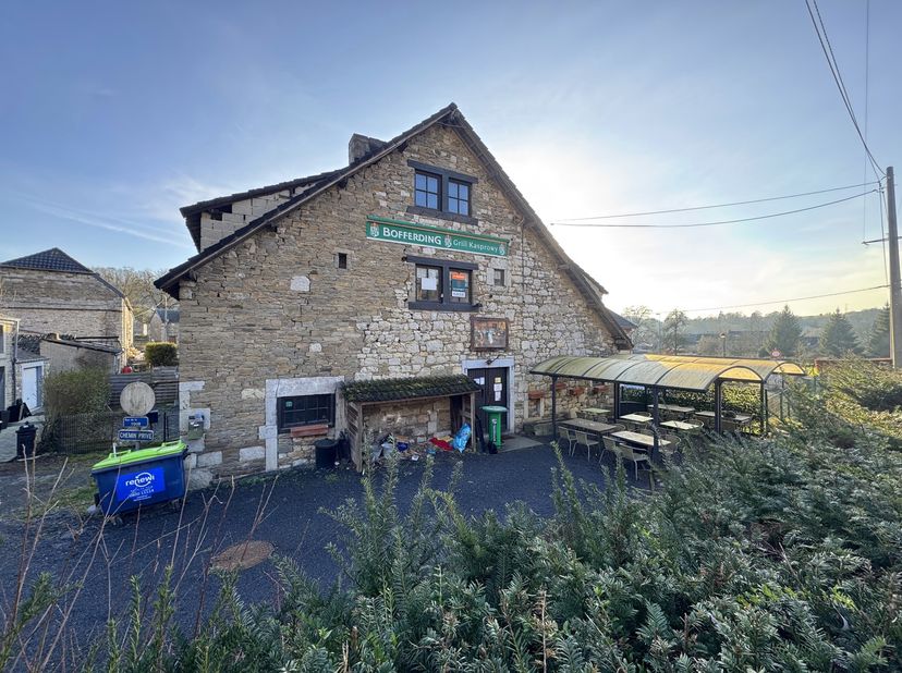REZ DE CHAUSSEE de ± 98m² :<br />
- Salle de restaurant de ± 60m² sur carrelage avec évier, bar, chaises, tables et espace grill (feu ouvert),<br />
-