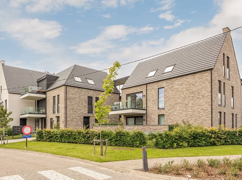 Geen klassiek appartementgevoel: recent appartement (2023) met EPC A, zonnepanelen, terras &amp;eacute;n staanplaats<br />
Op zoek naar een instapklaar a