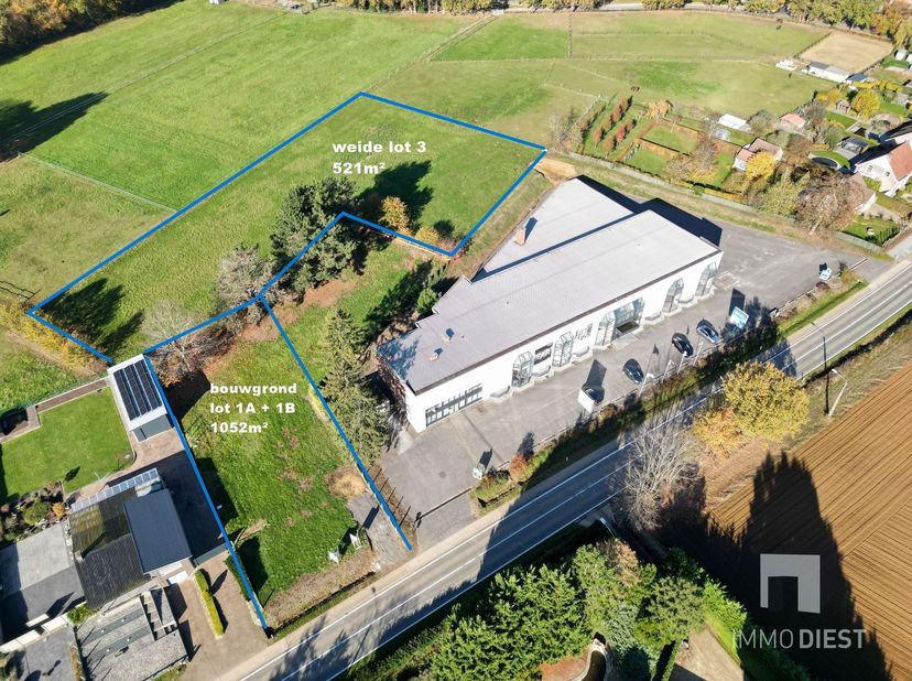 Wil je paarden aan huis? Dit is de perfecte grond! Bouw hier je droomwoning met achterliggende weide in een bosrijk gebied. <br />
Ligging en omgevin