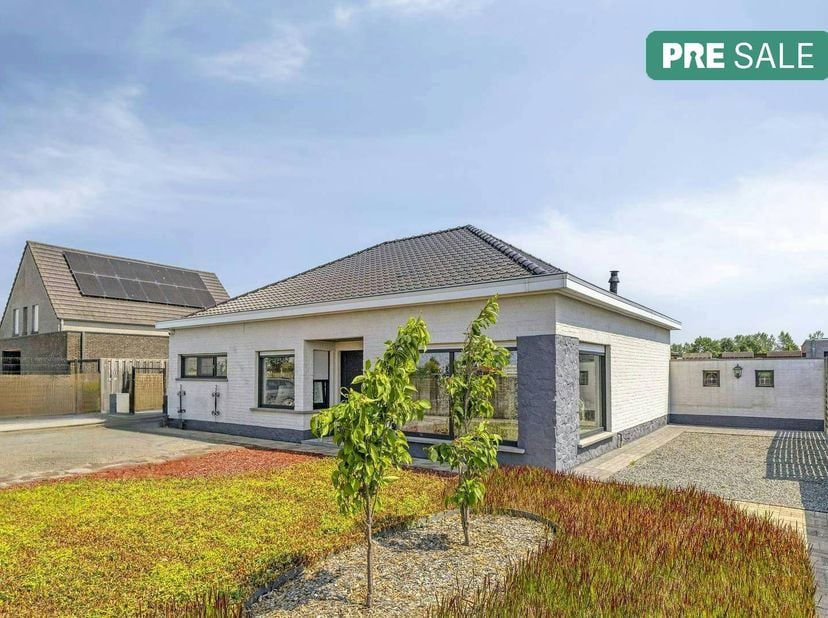 Deze bungalow ligt vlak bij het centrum van Aalter, scholen, winkels en het openbaar vervoer. Dankzij de snelle verbinding met de E40 is dit de perfec