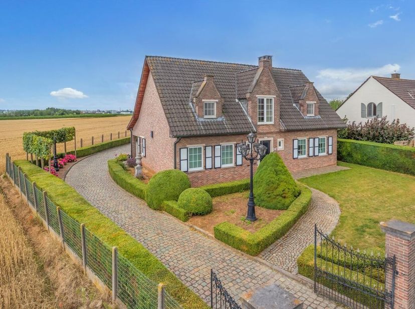 Gelegen op een uitzonderlijke locatie waar rust en open vergezichten samenkomen, onderscheidt deze standingvolle villa zich als een zeldzame opportuni