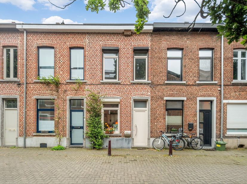 Deze leuke woning onderging reeds een aantal belangrijke renovaties waaronder het vernieuwen van het dak(2018) en het vervangen van de ramen(2022) en