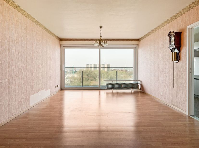 Ligging: Dit instapklaar appartement, te koop, is zeer gunstig en centraal gelegen op de gekende Lambrechtshoekenlaan. Verschillende scholen, winkels,