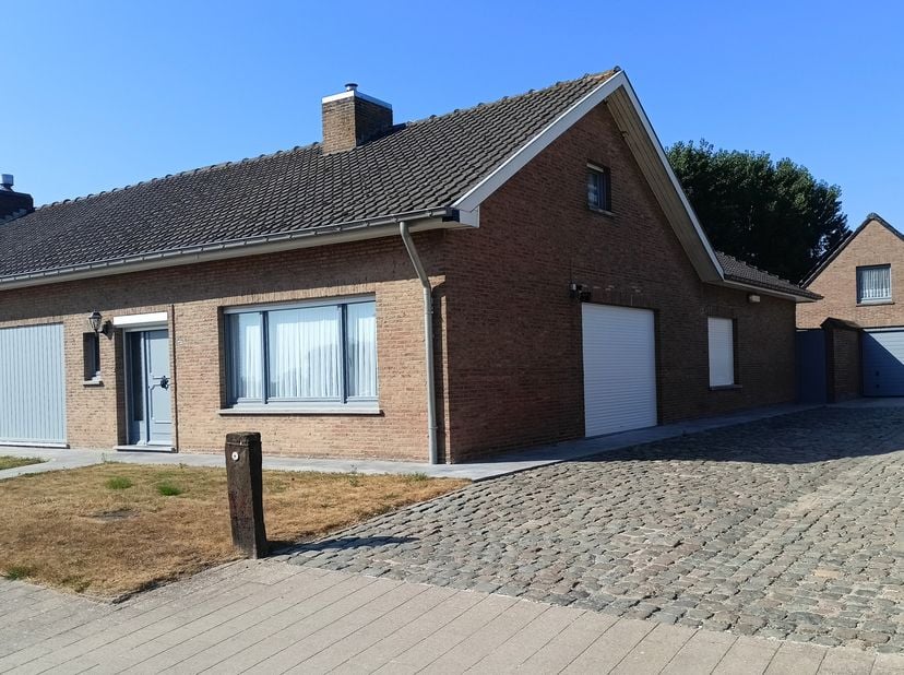Une maison bien entretenue avec beaucoup d'espace, des possibilités de stationnement et un grand jardin orienté au sud. Cette construction semi-détach