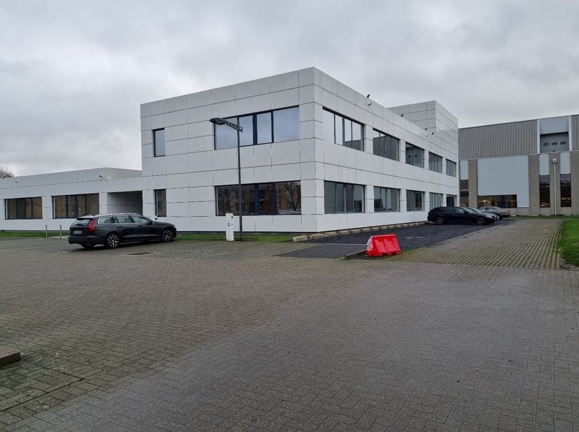 Representatieve kantoren gelegen op de eerste verdieping met een oppervlakte van 527 m², inclusief een 25-tal parkeerplaatsen met voorziening van laad