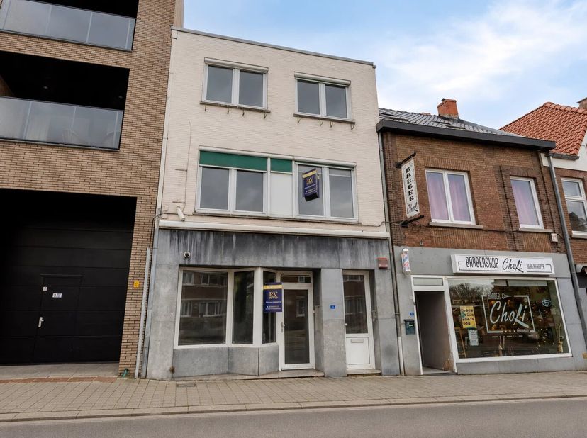 UNIEK HANDELSPAND VAN 110M² MET DUPLEXAPPARTEMENT VAN 146 M² MET 3 SLPK IN LANAKEN CENTRUM<br />
Op zoek naar een handelsruimte of  kantoor in het cen