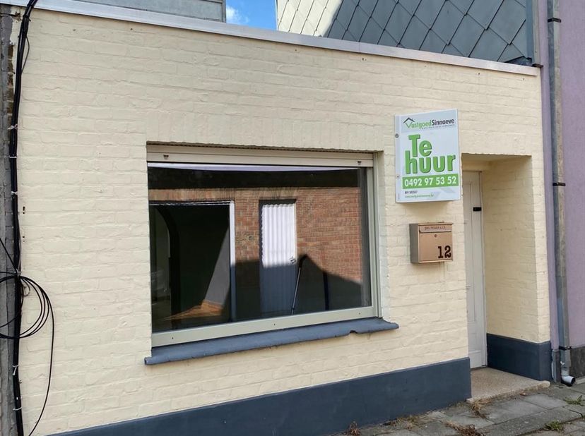 Deze woning bestaat uit: inkomhal - living - keuken - badkamer - toilet - wasplaas - terras - nachthal - 2 slaapkamers. <br />
<br />
De vermelde EPC-