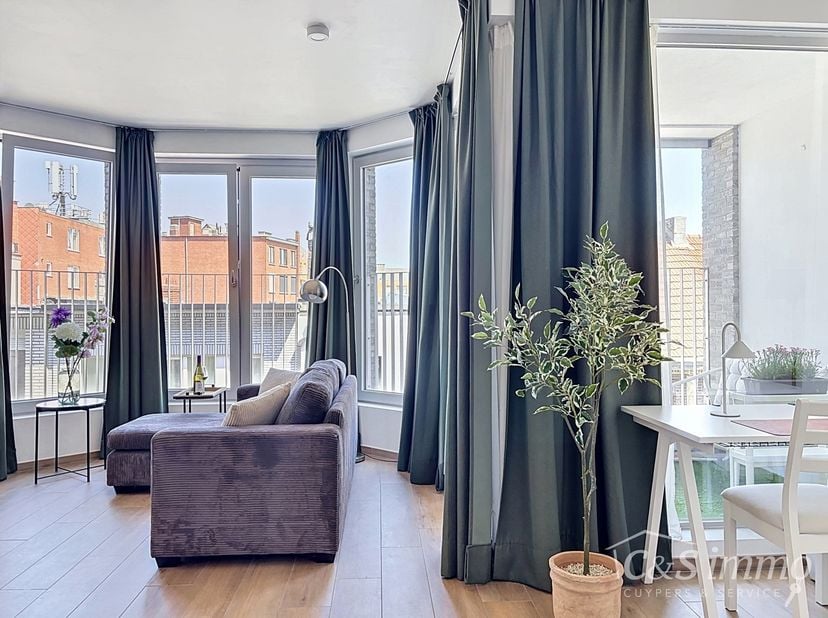 Appartement magnifiquement entretenu avec 2 chambres. Spacieux et lumineux séjour (env. 30 m²) avec parquet, donnant sur une cuisine ouverte et un acc