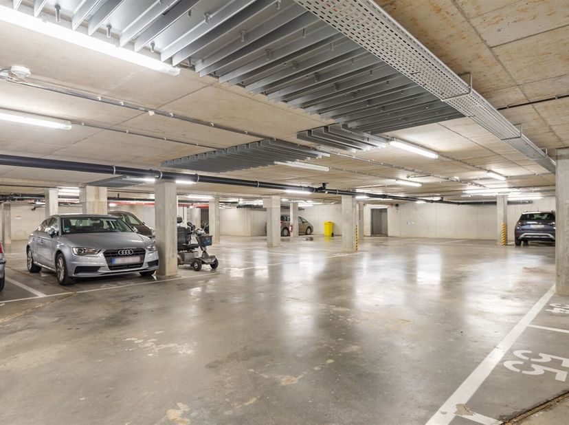 Autostaanplaats in centrum Lier!<br />
Gunstig gelegen autostaanplaats met voorziening voor laadpaal gelegen in de Kolveniersvest te lier op enkele me