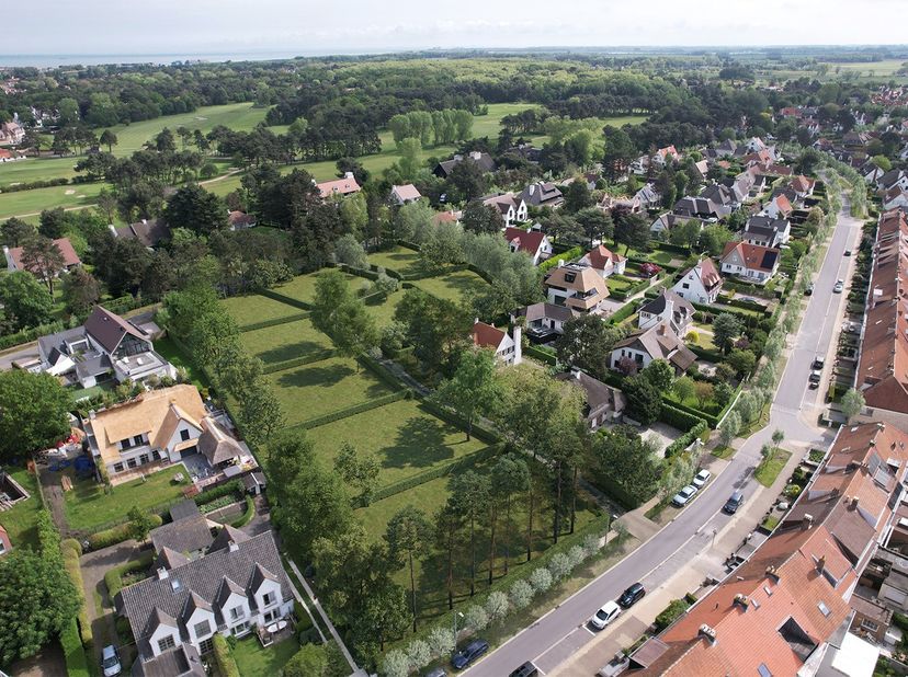Situé dans l’un des quartiers les plus prestigieux du Zoute, ce terrain à bâtir d’environ 860 m² (y compris l’allée et le chemin d’accès) offre une op