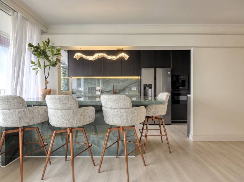 Cet appartement rénové est situé au 9ème étage d'un immeuble résidentiel bien entretenu, où lumière, espace et confort sont essentiels. Grâce à son em