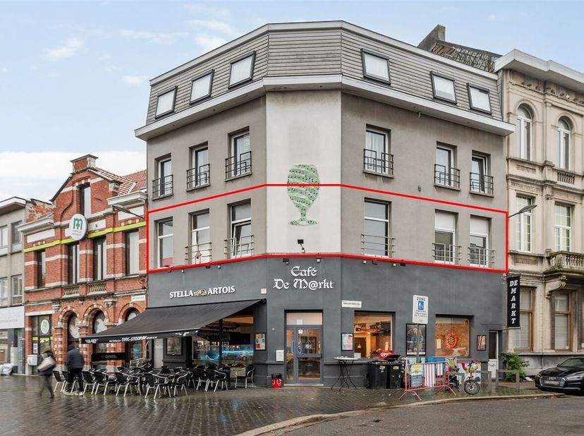 Ligging: Dit ruim appartement is centraal gelegen in het zonnige hartje Merksem nabij de Bredabaan. Verschillende scholen, winkels, horeca, sportvoorz