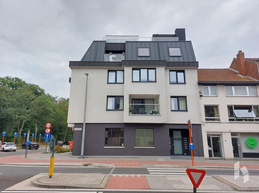 Mooi duplex appartement (113 m²) met 2 slaapkamers en ruim dakterras in het centrum van Leopoldsburg! <br />
Ondergronds is er een parking aanwezig.<b
