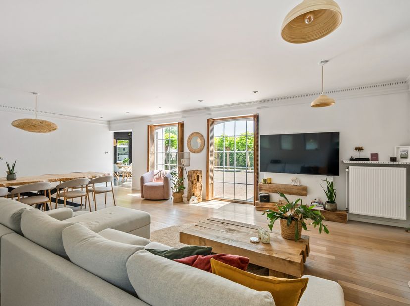 Deze stijlvolle villa is rustig gelegen in Voortkapel (Westerlo) en combineert ruimte, comfort en een hoogwaardige afwerking. De woning beschikt over