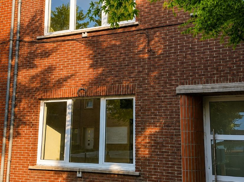 Op zoek naar een ruime woning met een uitstekende basis om volledig naar eigen smaak te moderniseren? In de Lindestraat 10 te Merelbeke-Melle vindt u