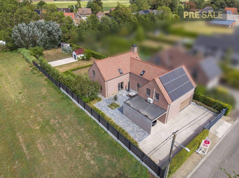 Cette belle villa, construite en 2010, est située à Hérinnes (Pecq), à moins de 10 minutes de Kooigem (Courtrai), à 20 minutes de 't Hoge (Courtrai) e