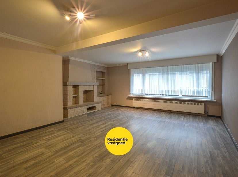 Goed gelegen gelijkvloers appartement bestaande uit grote leefruimte en keuken, 2 ruime slaapkamers, badkamer, toilet, veranda en tuin. Maandelijkse h