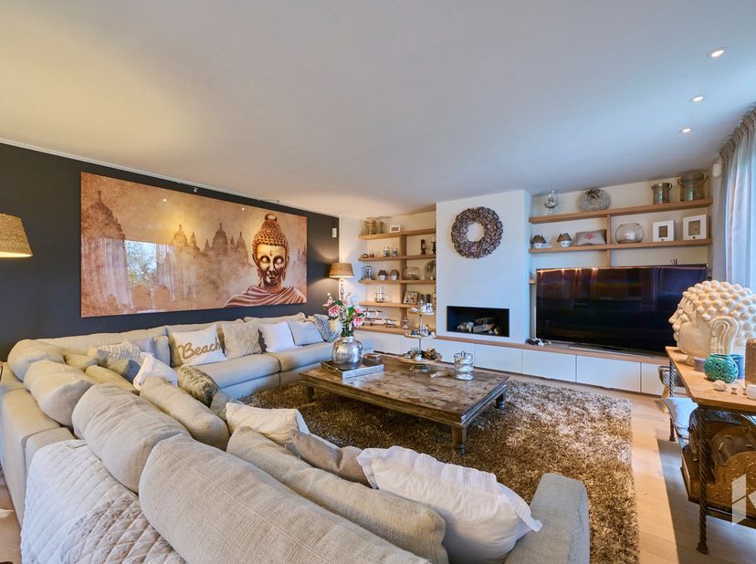 Exclusief penthouse ( 205 m² ) afgewerkt met hoogwaardige materialen gelegen op een unieke locatie in het hart van Lommel.<br />
Via de inkomhal, uitg